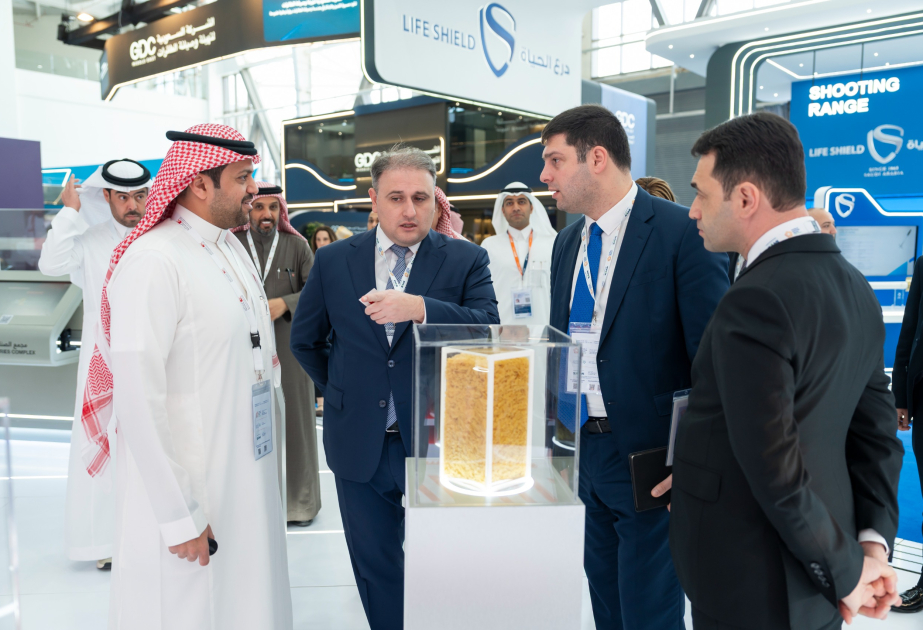 “World Defence Show 2026” sərgisi çərçivəsində fəal müzakirələr aparılır