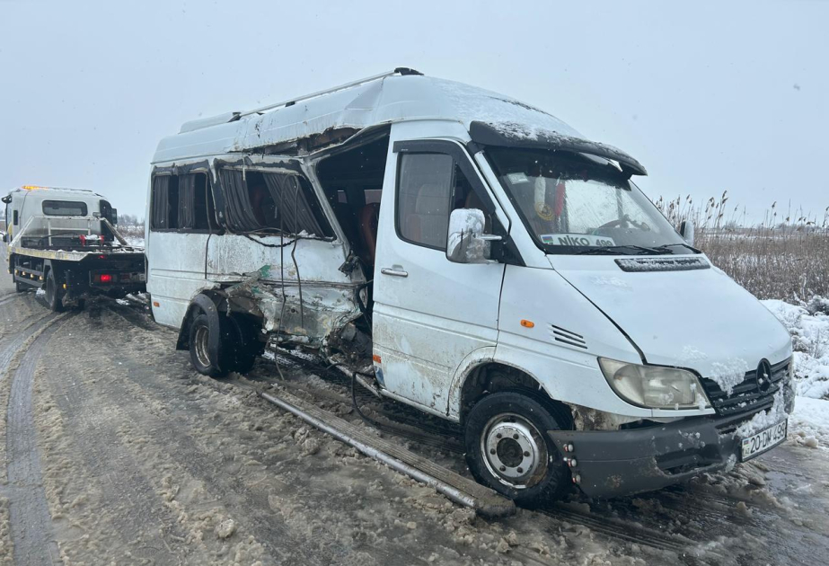 Salyanda mikroavtobusla minik avtomobili toqquşub