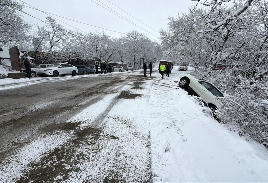 Ağsu aşırımında buzlaşma: İki avtomobil aşıb