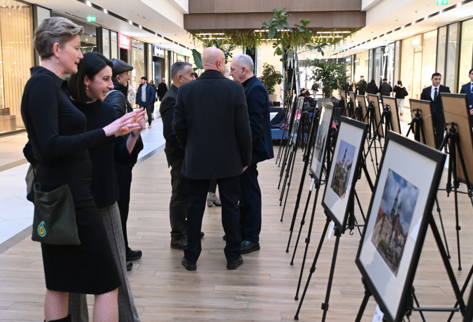 В Баку состоялось открытие фотовыставки «Площади Европы»