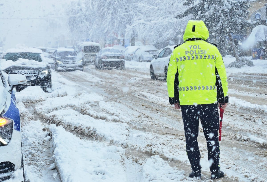 Polis qarlı havada gücləndirilmiş rejimdə xidmət aparır