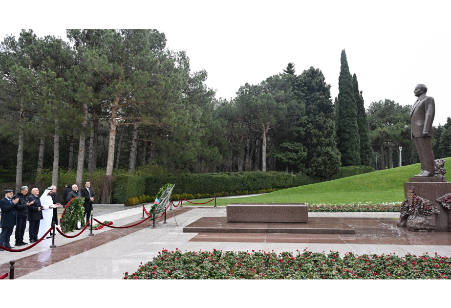 Ərəb Parlamentinin prezidenti Fəxri xiyabanı və Zəfər parkını ziyarət edib