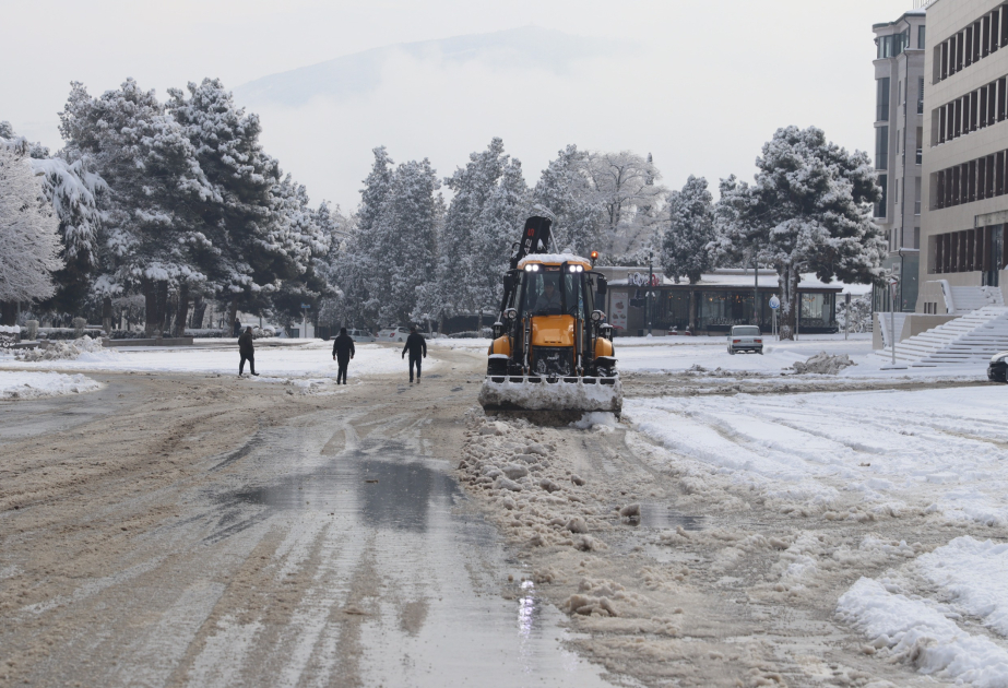 Xankəndinin yolları qardan təmizlənir VİDEO