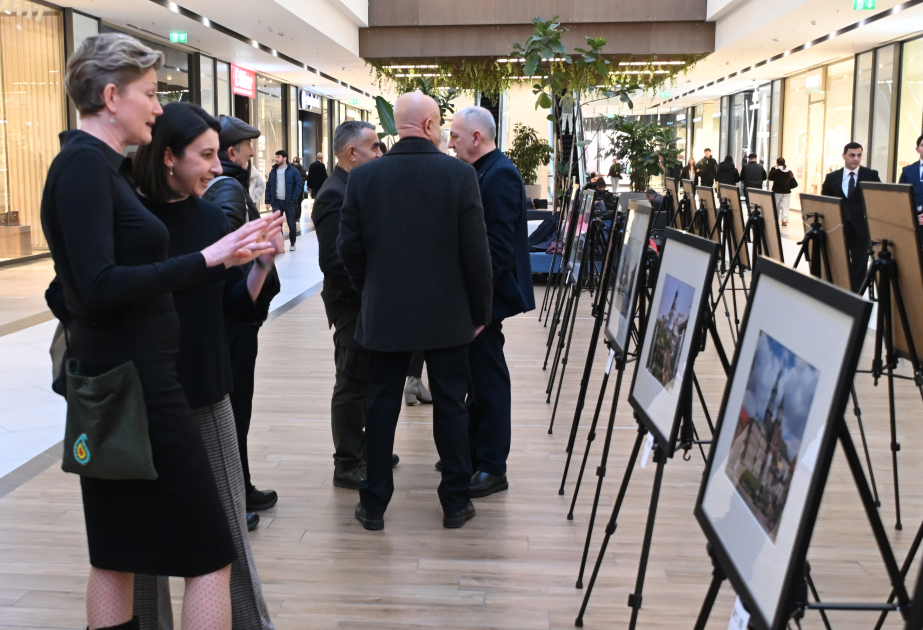 Se inaugura en Bakú la exposición fotográfica “Las plazas de Europa”