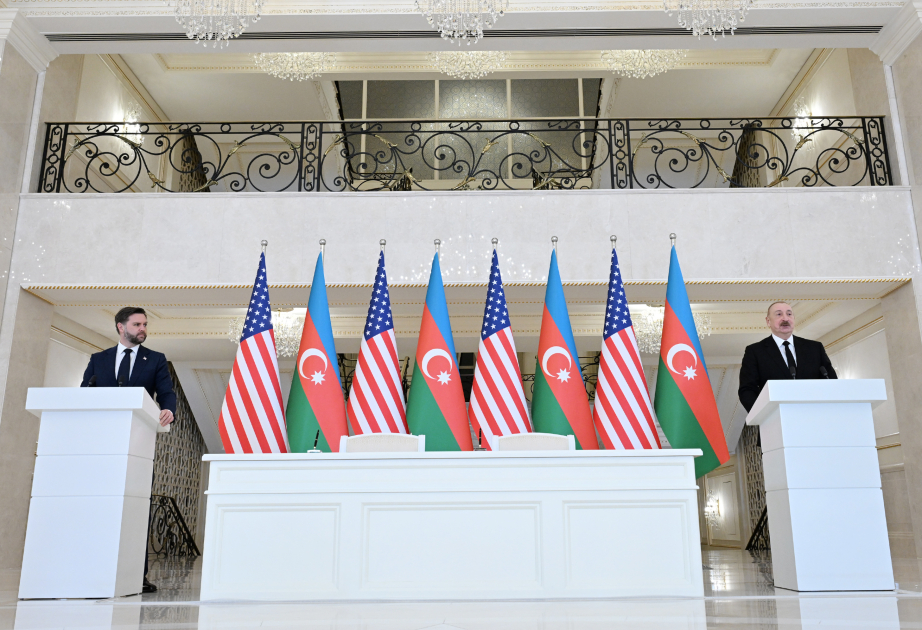 阿塞拜疆总统伊利哈姆·阿利耶夫和美国副总统万斯共同会见记者