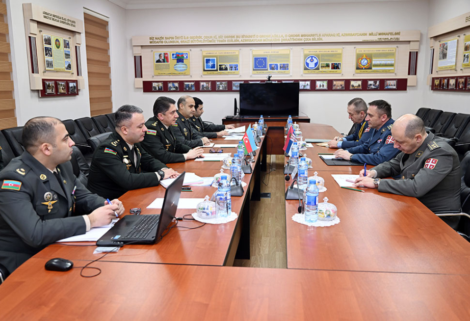 Azerbaiyán y Serbia celebran conversaciones bilaterales sobre cooperación militar