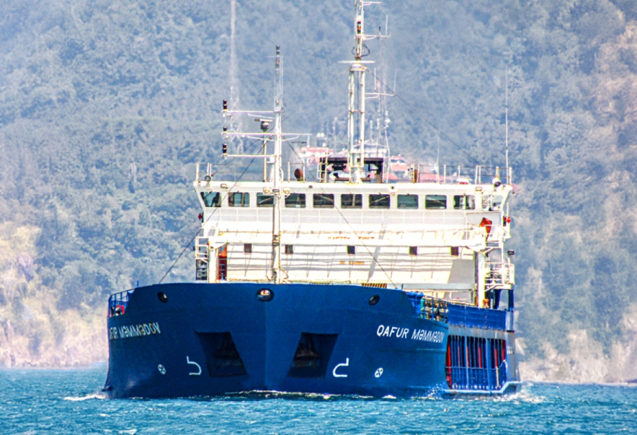 Un buque de Azerbaiyán transporta carga desde el puerto georgiano de Poti hasta el puerto moldavo de Giurgiulești