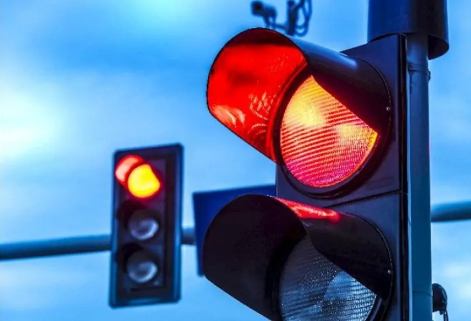 Paytaxtda sürücü qırmızı işıqda keçərək işıqforu yararsız vəziyyətə salıb
