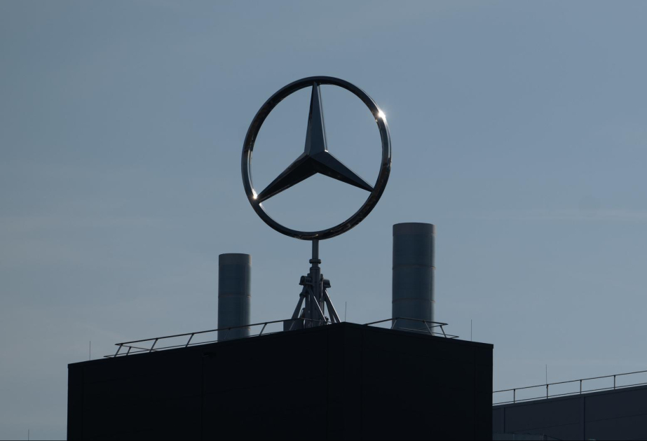 Gewinn bei Mercedes Benz halbiert - Erholung für 2026 in Sicht
