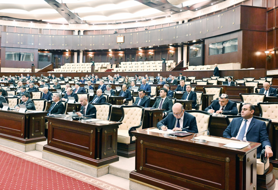 البرلمان الأذربيجاني يقر تعديلات قانونية تضمن المراجعة الدورية للحد الأدنى للأجور