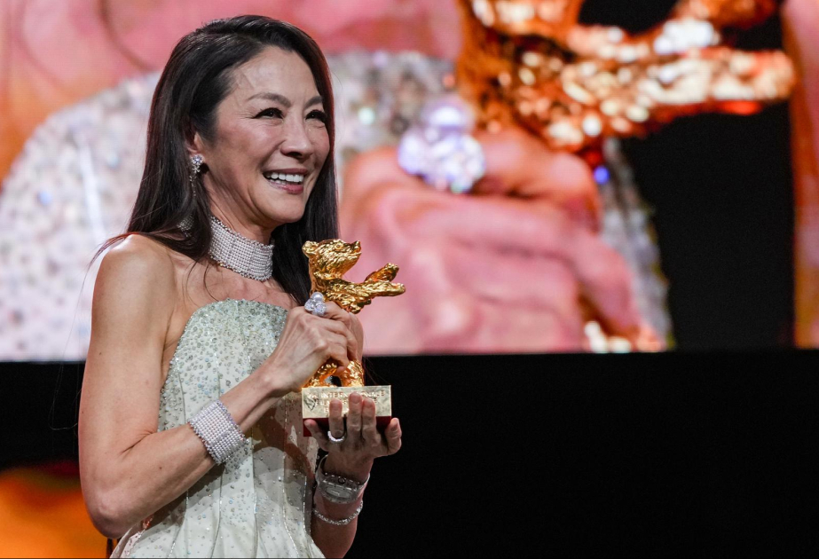 Filmfestival Berlinale beginnt mit Gala - Schauspielerin Michelle Yeoh erhält Goldenen Ehrenbären