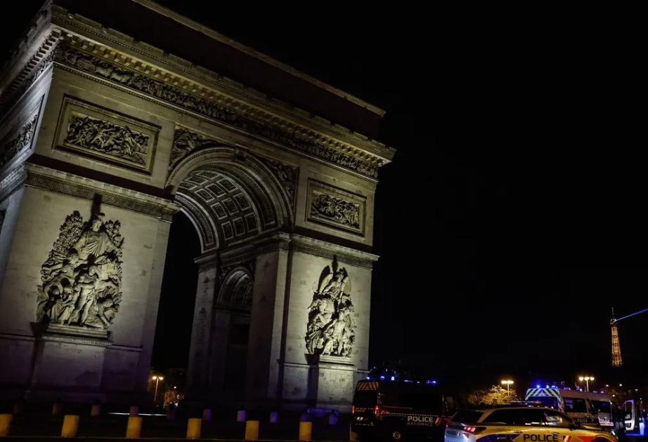 Parisdə jandarmalara hücum edən şəxs güllələnib