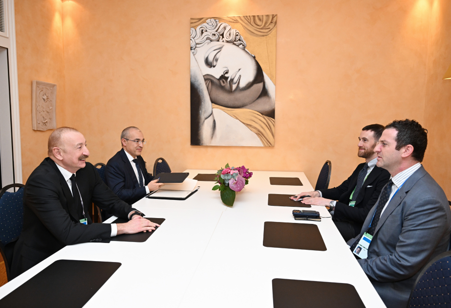 El Presidente Ilham Aliyev se reunió en Múnich con el Presidente de Asuntos Globales de The Goldman Sachs Group, Inc.