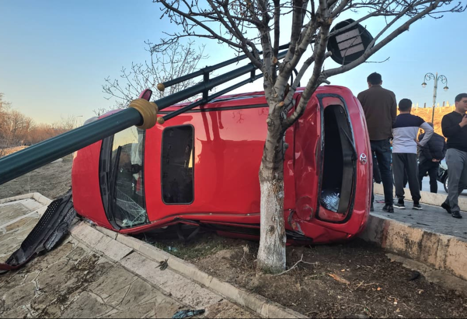Naxçıvanda avtomobil işıq dirəyinə çırpılıb, iki nəfər xəsarət alıb