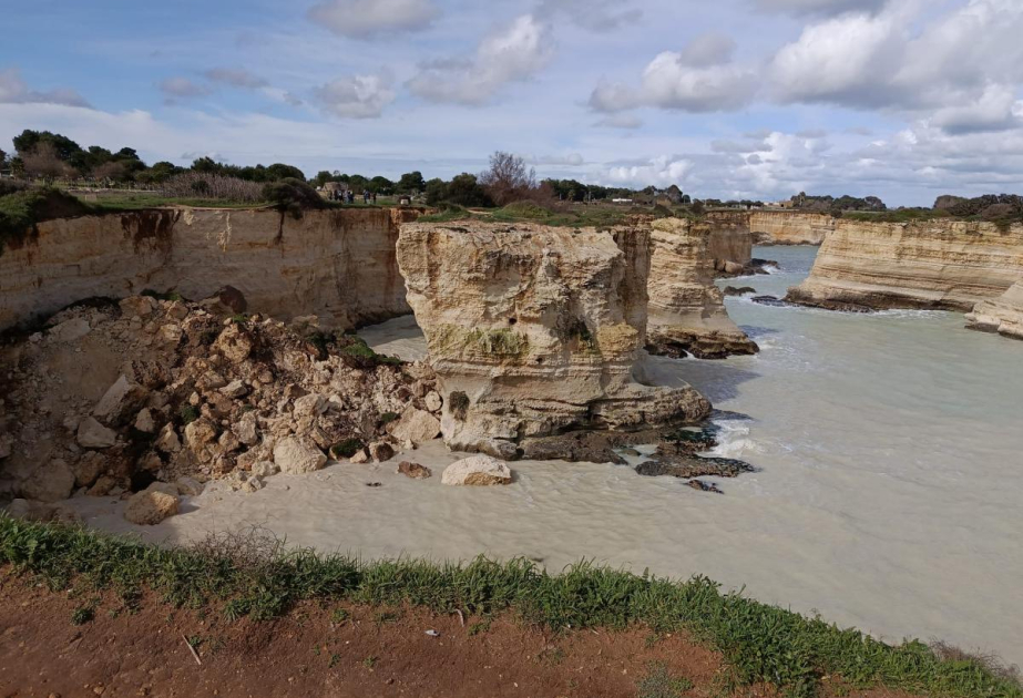 Italy's 'Lovers’ Arch' collapses into sea on Valentine's Day