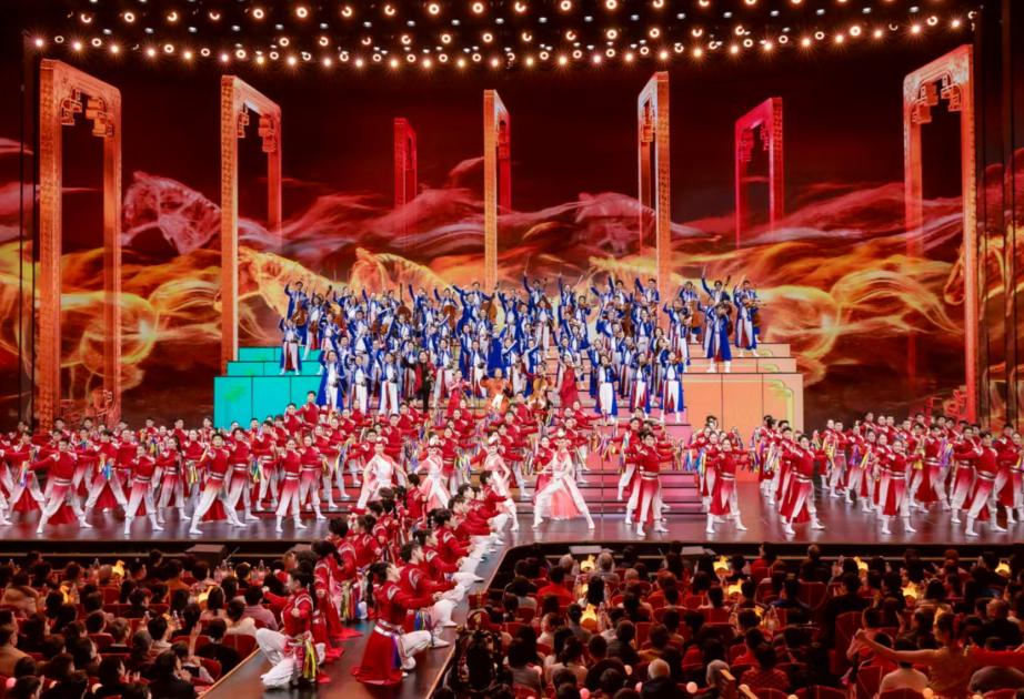 Xi story: Celebrating spring festival with the people
