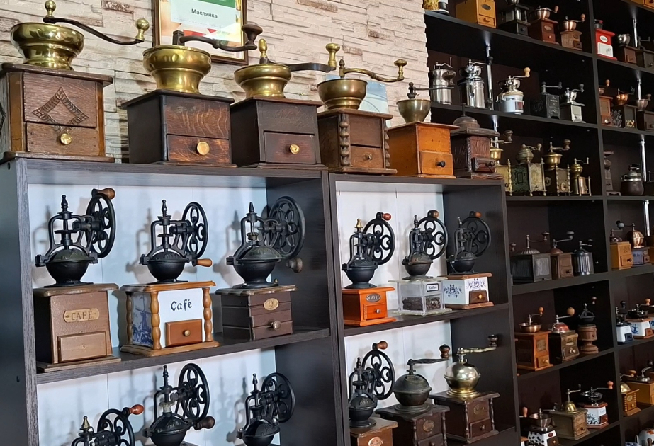 Un azerbaiyano que creó un mini-museo de molinillos de café en Odesa: la colección cuenta con más de 500 piezas