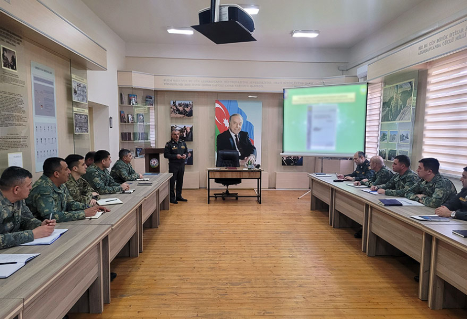 Azerbaijan Army holds training-methodical session with officers of communications specialty