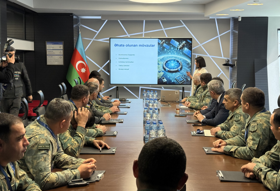 Rabitə ixtisaslı zabitlərə peyk rabitəsi və kosmik texnologiyaların tətbiqi imkanları təqdim olunub