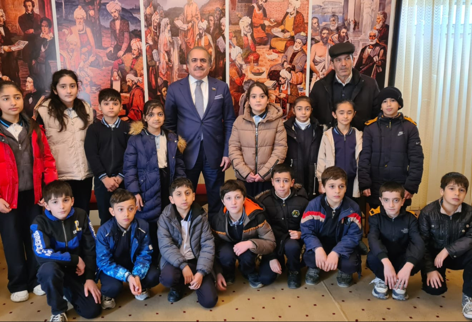 Akademik Rafael Hüseynov Dəyirmanlı kənd tam orta məktəbinin şagirdləri ilə görüşüb