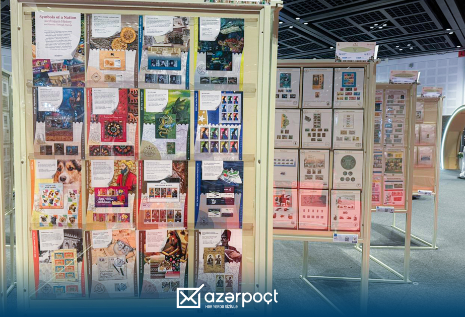 Sellos de Azerbaiyán exhibidos en una exposición filatélica internacional en Dubái