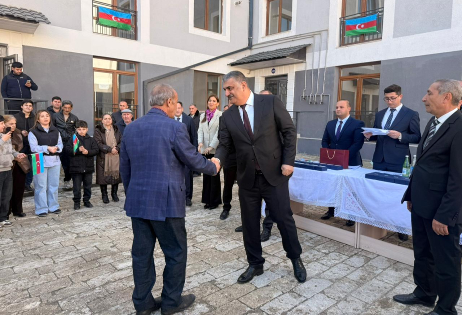 Ehemalige binnenvertriebene Familien aus der Chodschawänd Region erhalten Schlüssel zu ihren neuen Häusern