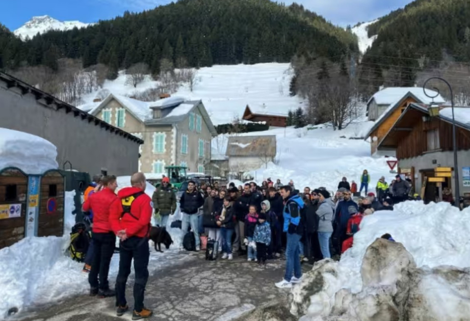 En Francia, 63 personas fueron evacuadas en helicóptero debido a una avalancha