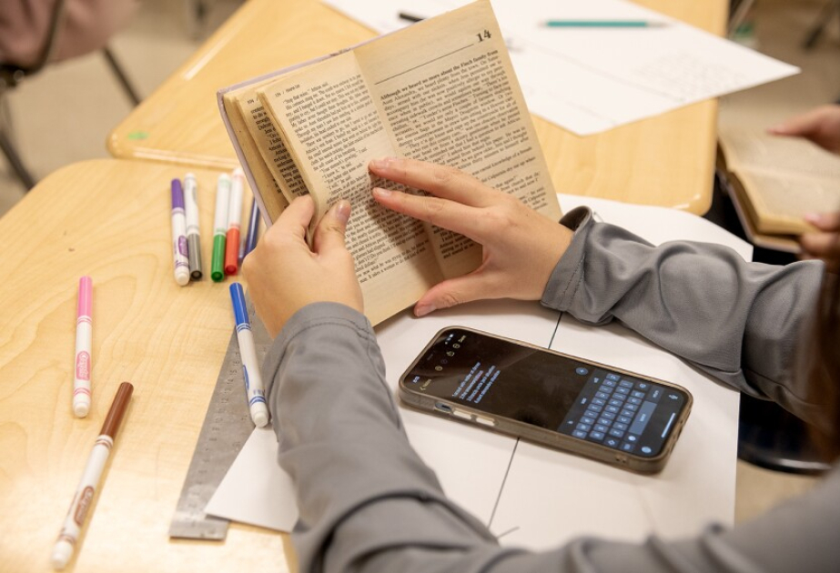 Mobile phone bans don’t improve academic results, Czech study finds