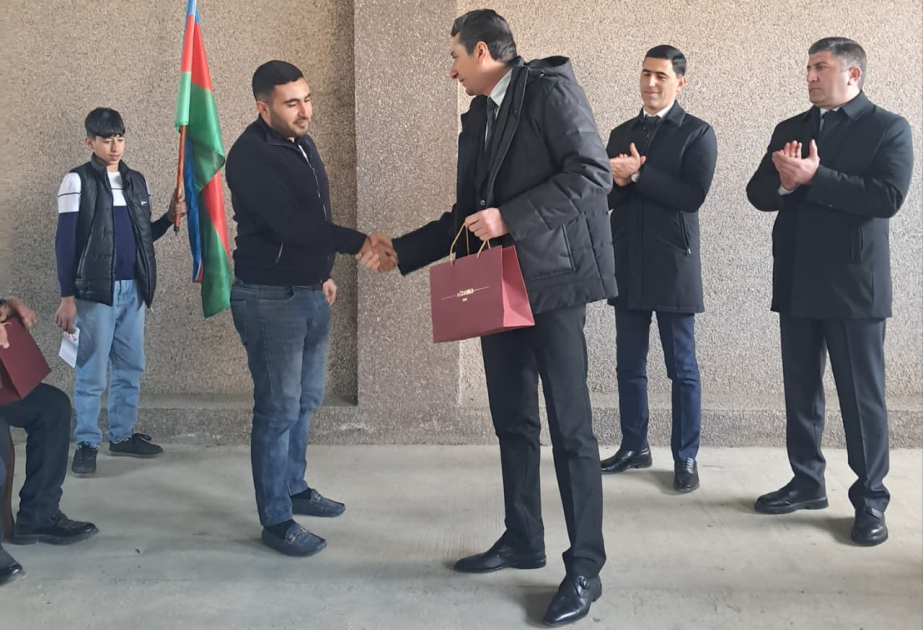 تقديم مفاتيح البيوت إلى العائلات الـ 63 التي أعيدت توطينها اليوم في أغدره المحررة من الاحتلال الأرميني