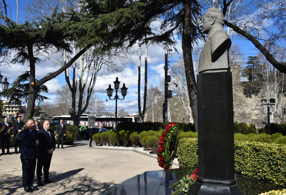 Azerbaijan’s Prosecutor General visits monument to National Leader Heydar Aliyev in Tbilisi