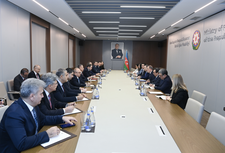 Aserbaidschan diskutiert Beziehungen zu Türkei und Georgien