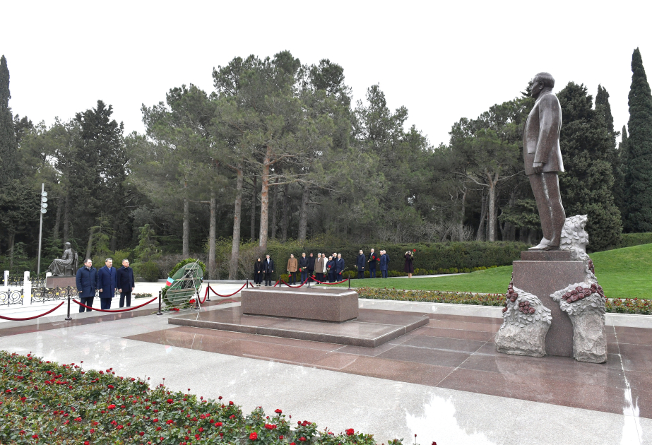 Türkische und georgische Parlamentsdelegationen besuchen Ehrenallee und Siegespark in Baku