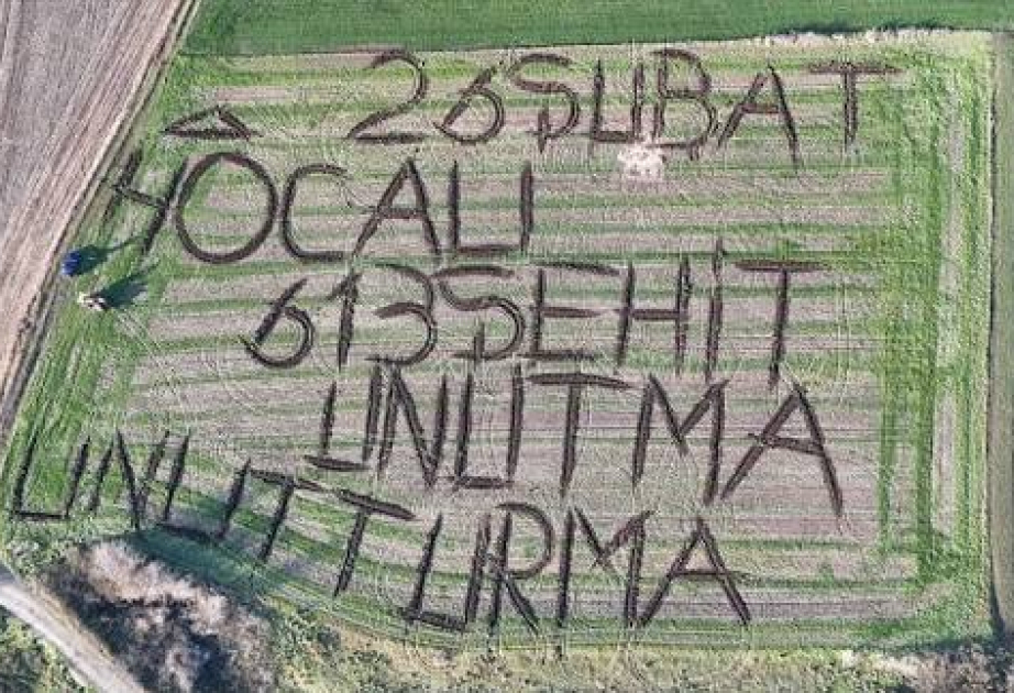 Türkischer Bauer gedenkt der Opfer des Völkermords von Chodschali auf seinem Feld