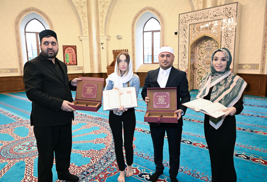 ليلى علييفا وألينا علييفا تزوران مسجد الجمعة التاريخي في مدينة قوبا