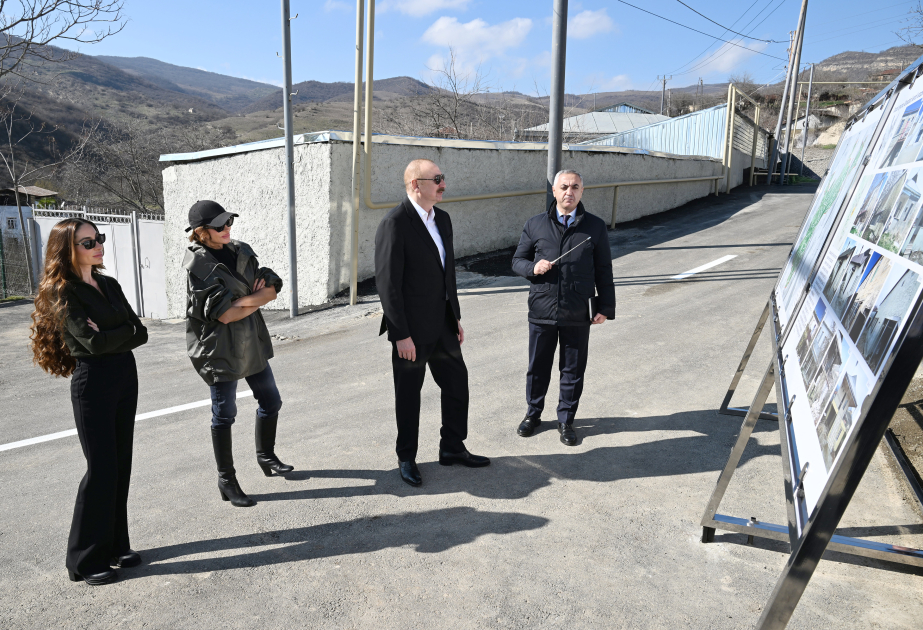 Ilham Aliyev se familiarizó con las obras realizadas en la aldea de Khanabad, en Joyalí ACTUALIZADO