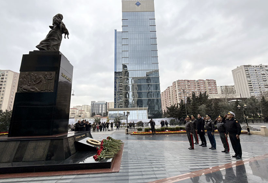 Müdafiə Nazirliyinin rəhbər heyəti "Ana harayı" abidəsini ziyarət edib