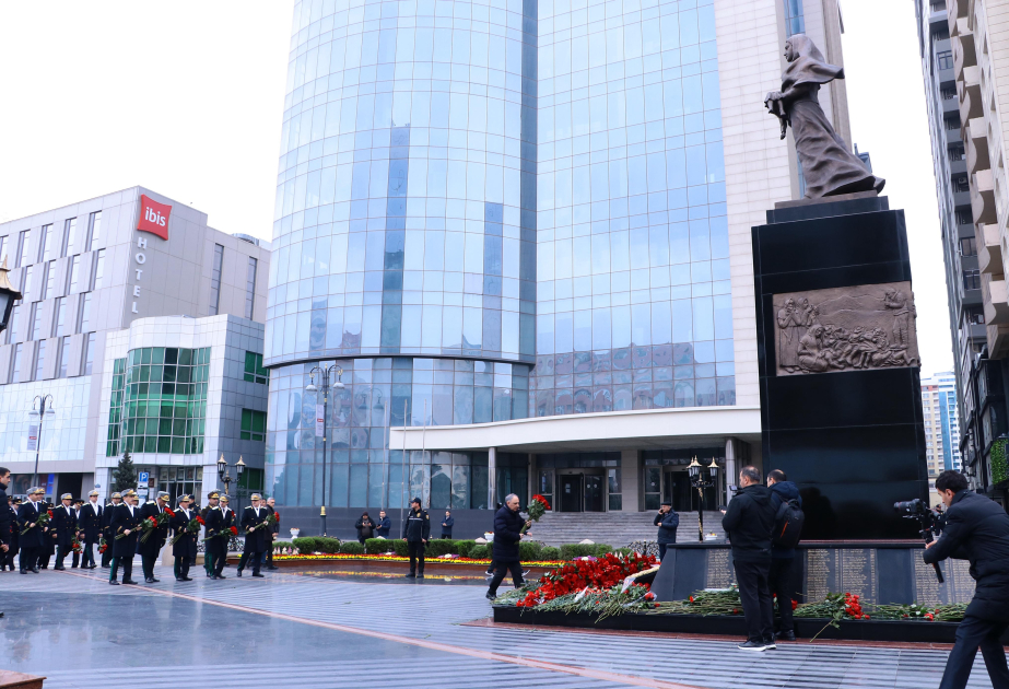 Prokurorluq əməkdaşları Xocalı soyqırımı abidəsini ziyarət ediblər