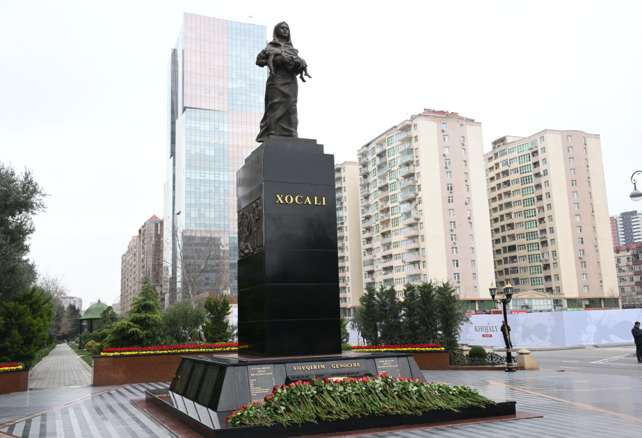 У памятника жертвам Ходжалинского геноцида сегодня многолюдно