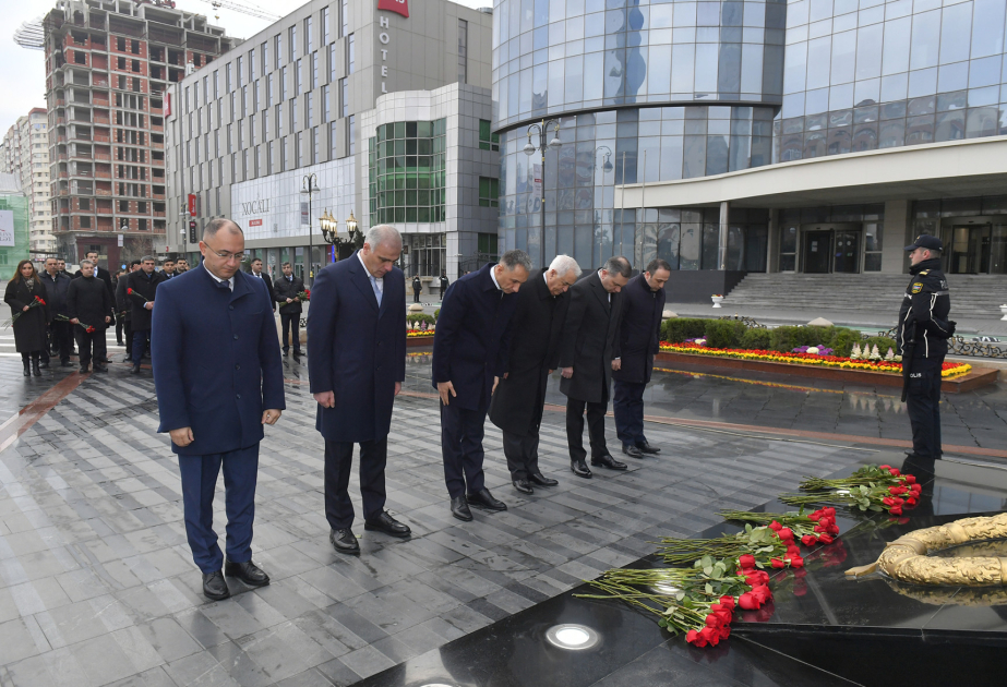 Rəqəmsal İnkişaf və Nəqliyyat Nazirliyinin kollektivi Xocalı soyqırımı abidəsini ziyarət edib