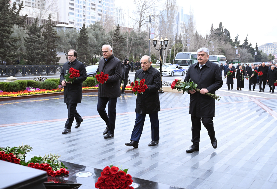 Le personnel du Cabinet des ministres visite le mémorial du génocide de Khodjaly