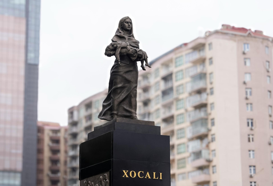 Əmək və Əhalinin Sosial Müdafiəsi Nazirliyinin kollektivi Xocalı soyqırımı abidəsini ziyarət edib