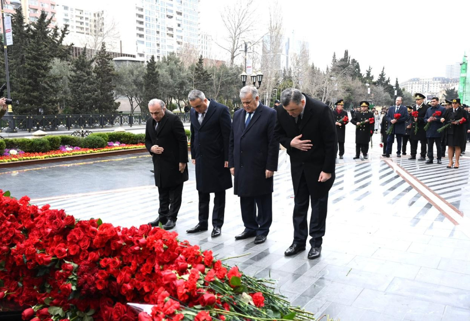 Vəkillər Kollegiyasının rəhbərliyi Xocalı soyqırımı abidəsini ziyarət edib