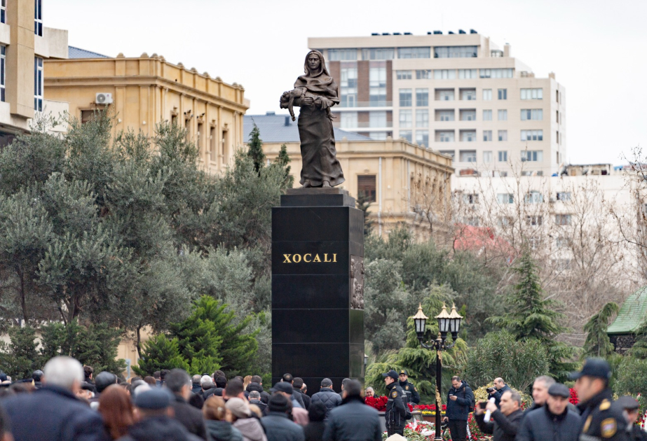 Kənd Təsərrüfatı Nazirliyinin kollektivi Xocalı soyqırımı abidəsini ziyarət edib