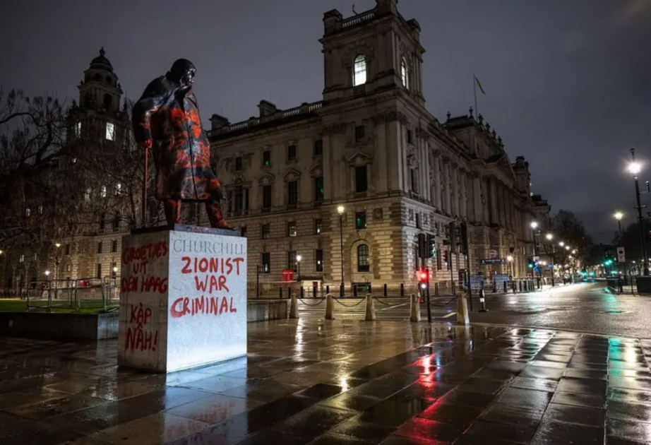 Londonda Çörçillin heykəlinə şüarlar yazan şəxs saxlanılıb