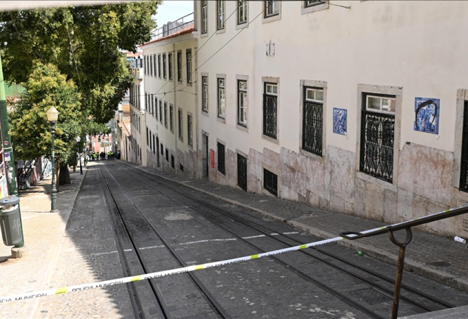 Tram derails in central Milan, killing 2 people and injuring dozens