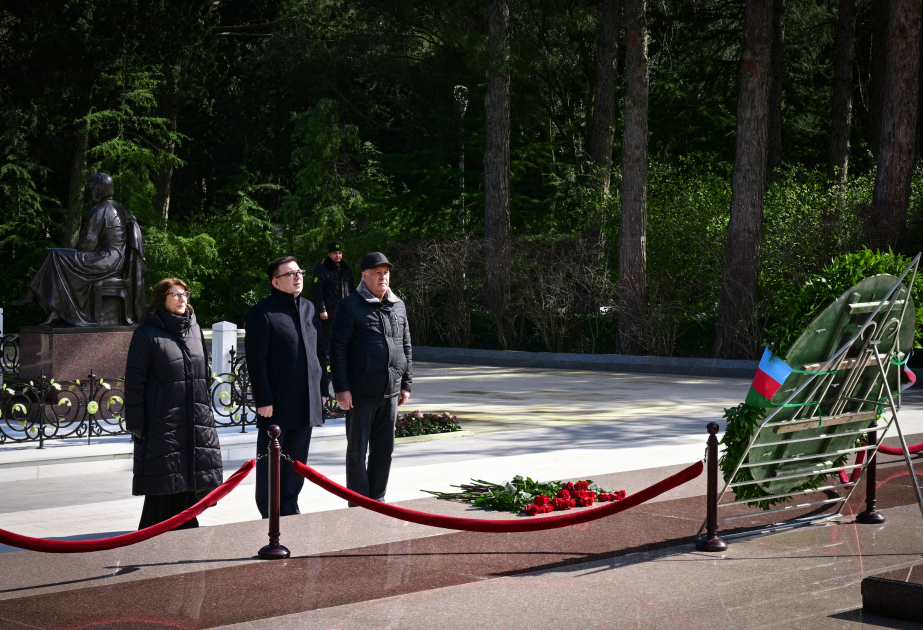 AZERTAC-Team ehrt Andenken von Nationalleader Heydar Aliyev