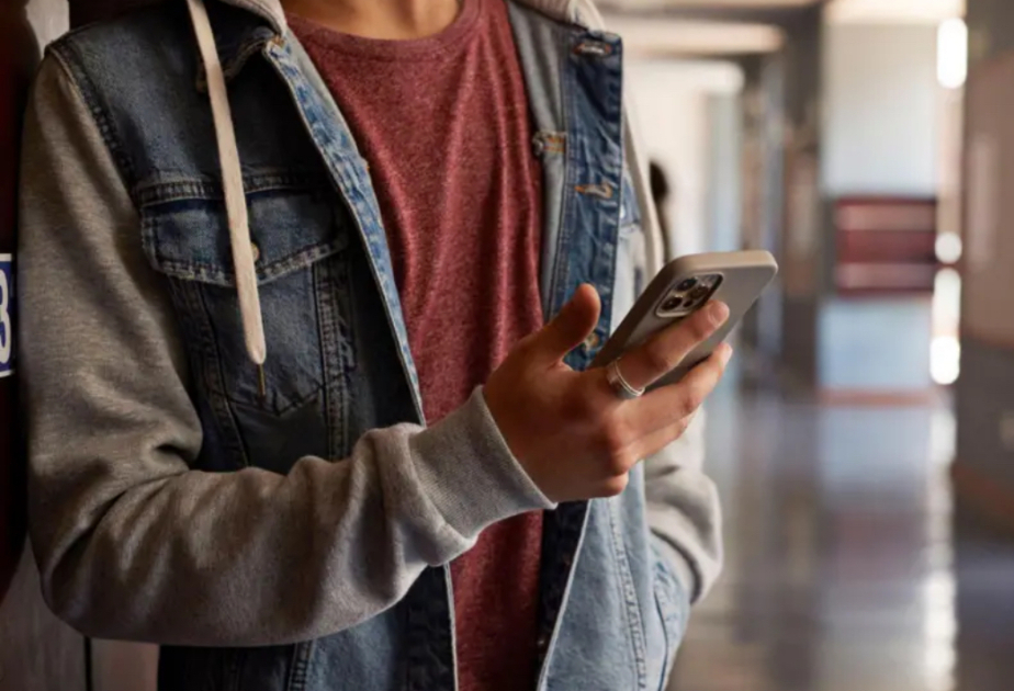 Hundreds of UK teenagers to pilot social media bans and restrictions