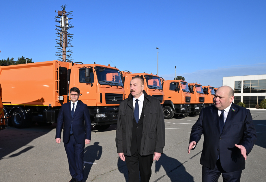 Президент Ильхам Алиев ознакомился в Баку с техникой для перевозки бытовых отходов ВИДЕО