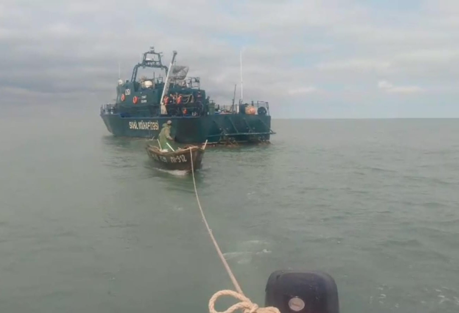 Спасены 2 человека, оказавшиеся в беспомощном положении в Каспийском море