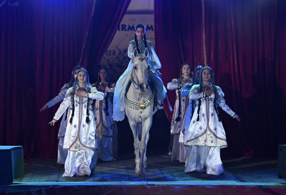 Espectáculo impresionante en Bakú del legendario grupo nacional de juegos ecuestres de Turkmenistán